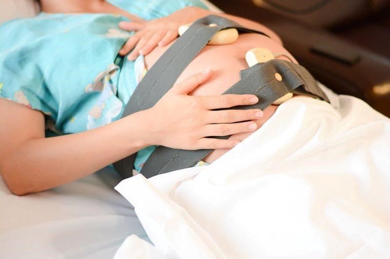 Theo dõi tim thai và đo cơn gò tử cung bằng máy Monitor