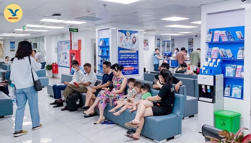 Khách hàng đến thăm khám tại MEDLATEC