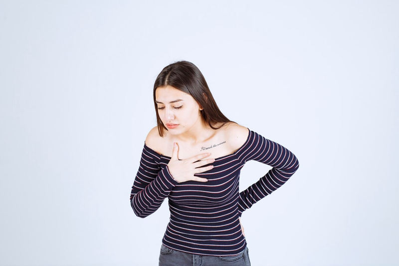 Khó thở là hơi thở ngắn, gấp và có thể kèm theo đau tức ngực