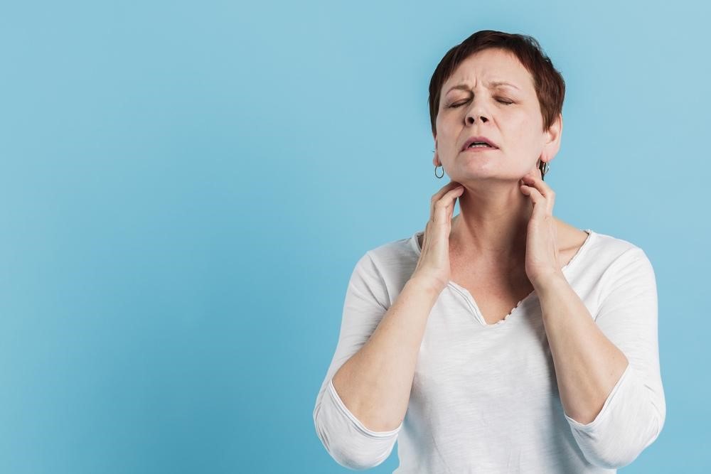 Massage nhẹ nhàng vùng cổ cũng giúp giảm tình trạng vẹo cổ