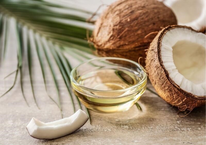 Thoa dầu dừa lên vùng da bị thâm có thể cải thiện tình trạng này