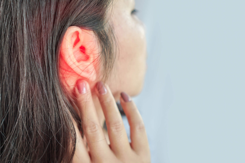 Vành tai bị đóng vảy do nhiều yếu tố 
