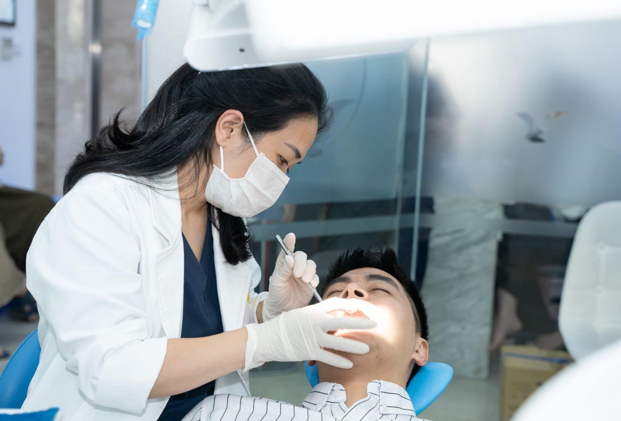 lấy tủy bọc răng sứ giá bao nhiêu