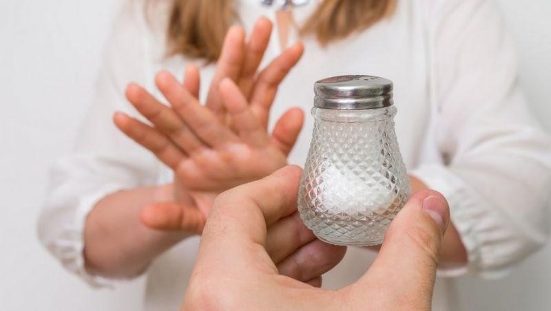 Hạn chế muối trong chế độ ăn hàng ngày để cải thiện tình trạng mặt bị béo