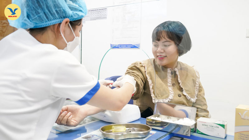 Chọc ối là phương pháp sàng lọc dị tật thai nhi có độ rủi ro cao, bởi vậy mẹ bầu cần cân nhắc kỹ lưỡng trước khi thực hiện phương pháp này