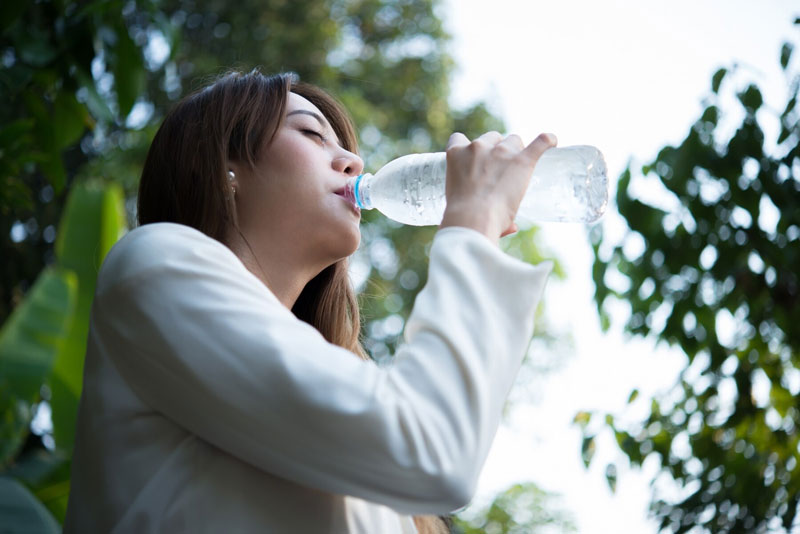 Uống đủ nước mỗi ngày là mẹo chữa bệnh trĩ được nhiều người áp dụng thành công